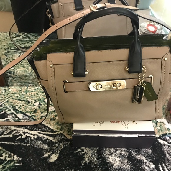 🎉1DAYSALE🎉🎀coach colorblock 30 swagger🎀 - Picture 2 of 8